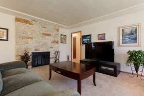 Smart TV, fireplace, DVD player - Near Providence Hospital - Central A/C 2 Bedrooms - 1100 Sq Ft! (Portland)