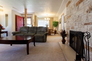 Smart TV, caminetto, lettore DVD