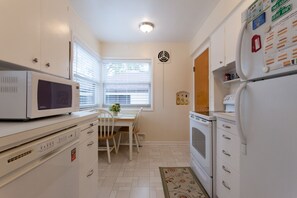Fridge, microwave, oven, stovetop - Near Providence Hospital - Central A/C 2 Bedrooms - 1100 Sq Ft! (Portland)