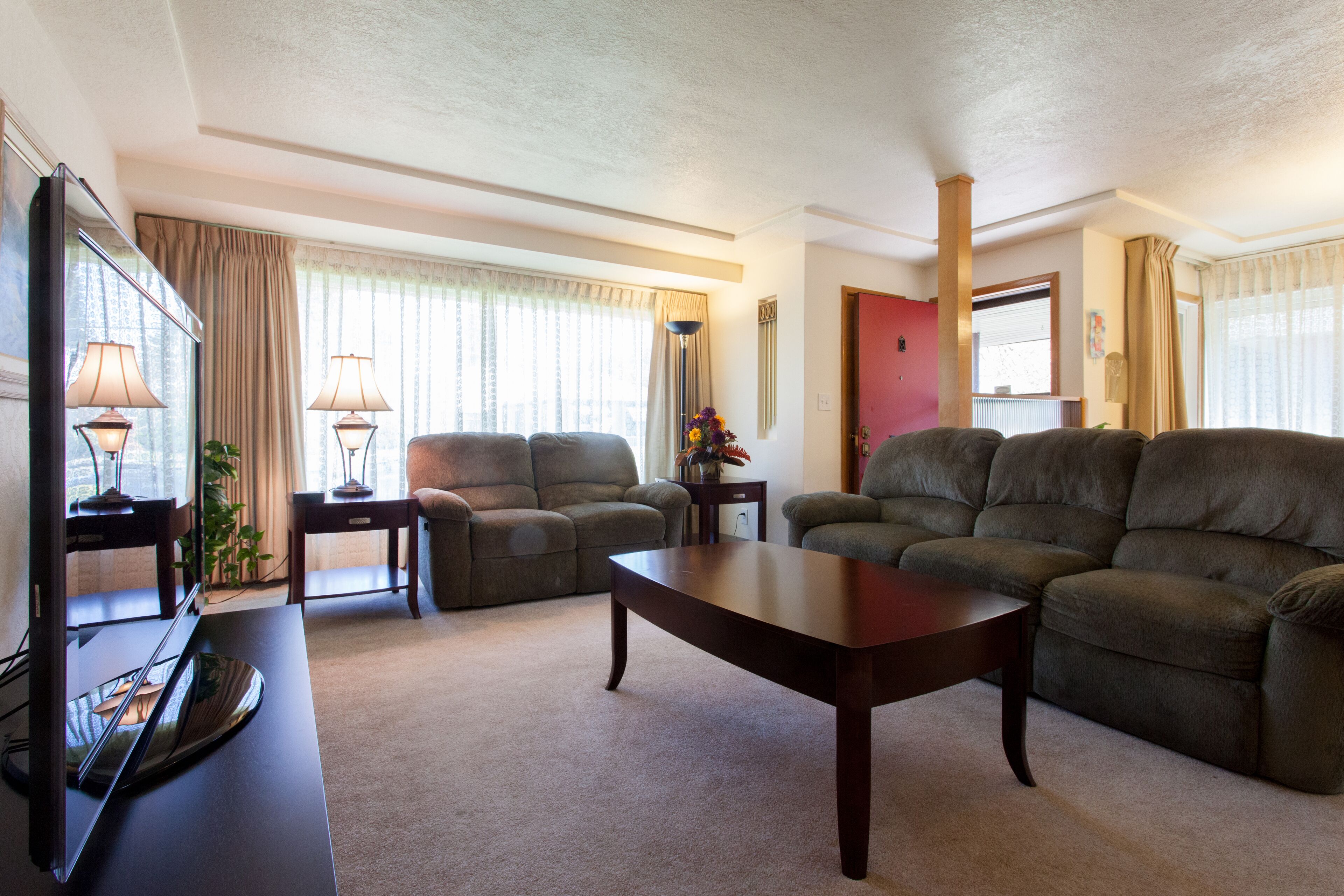 Central Heating - Sunny and Comfy Tabor 2 Bedrooms - 1100 Sq Ft!