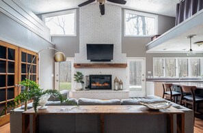 Smart TV, chimenea, libros