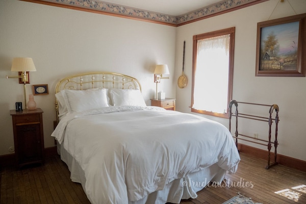 6 bedrooms, desk, free WiFi, bed sheets