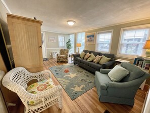 TV connectée, lecteur de DVD, livres, vidéothèque