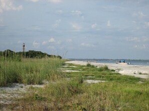 Beach nearby, sun-loungers, beach towels - Casa Blanca Cottage - East Lighthouse End (Sanibel)