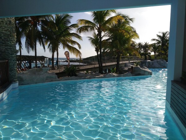 Außenpool, Sonnenschirme, Liegestühle