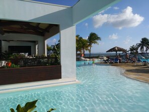 Piscine extérieure, parasols, chaises longues