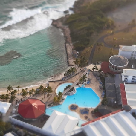 Una playa cerca, arena blanca