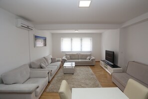 تلفزيون بشاشة مسطحة