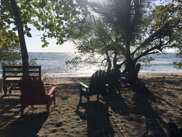 Sur la plage, chaise longue