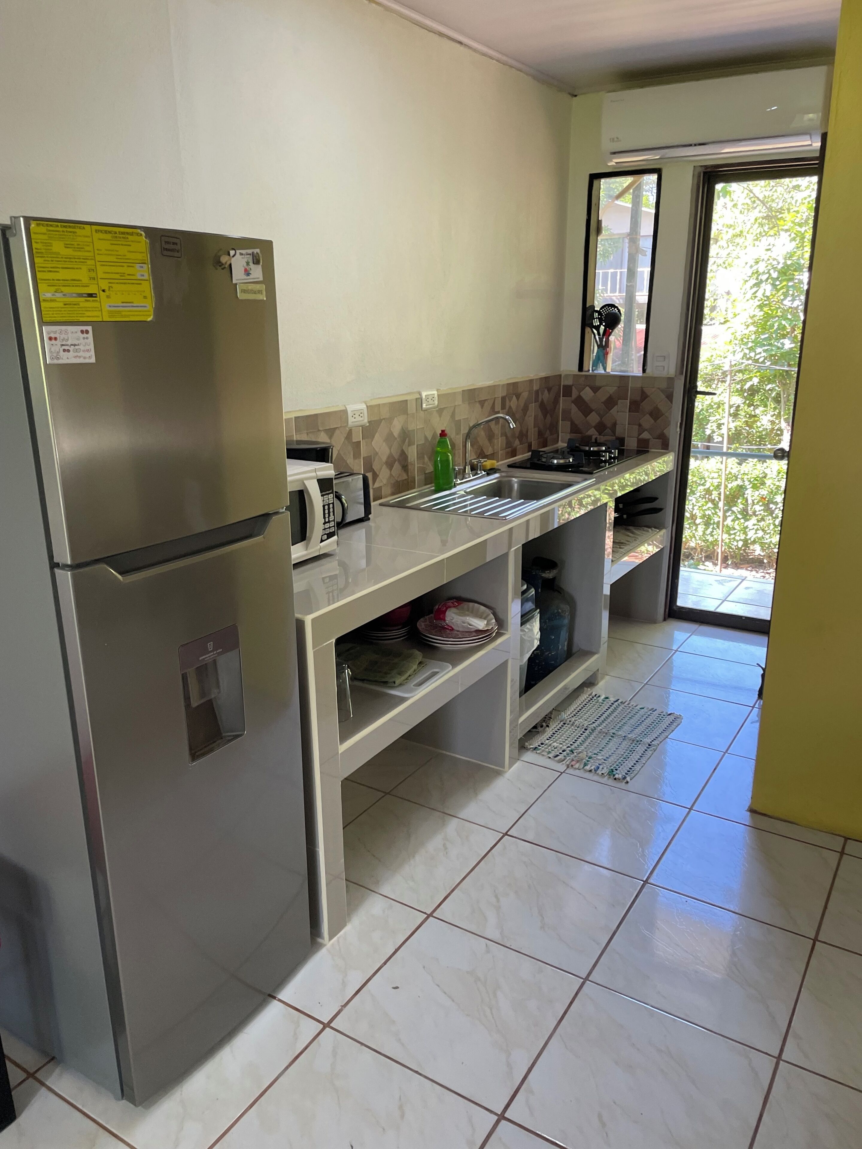 Geladeira, micro-ondas, fogão, cooktop