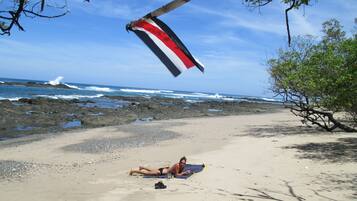 Na praia, espreguiçadeiras