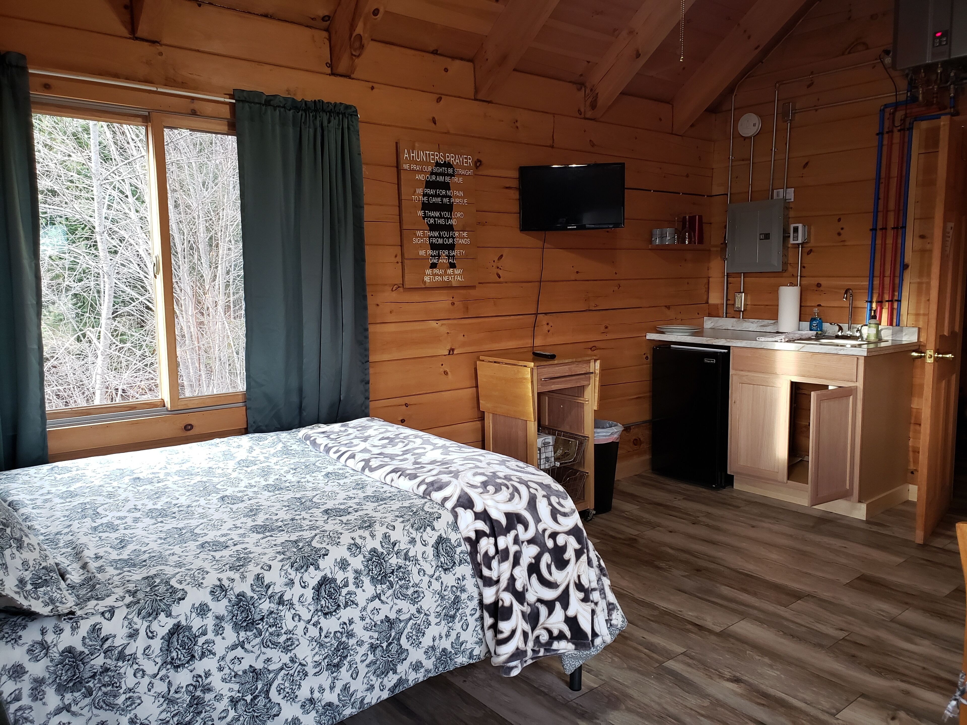 COZY CABIN WITH POND VIEW
