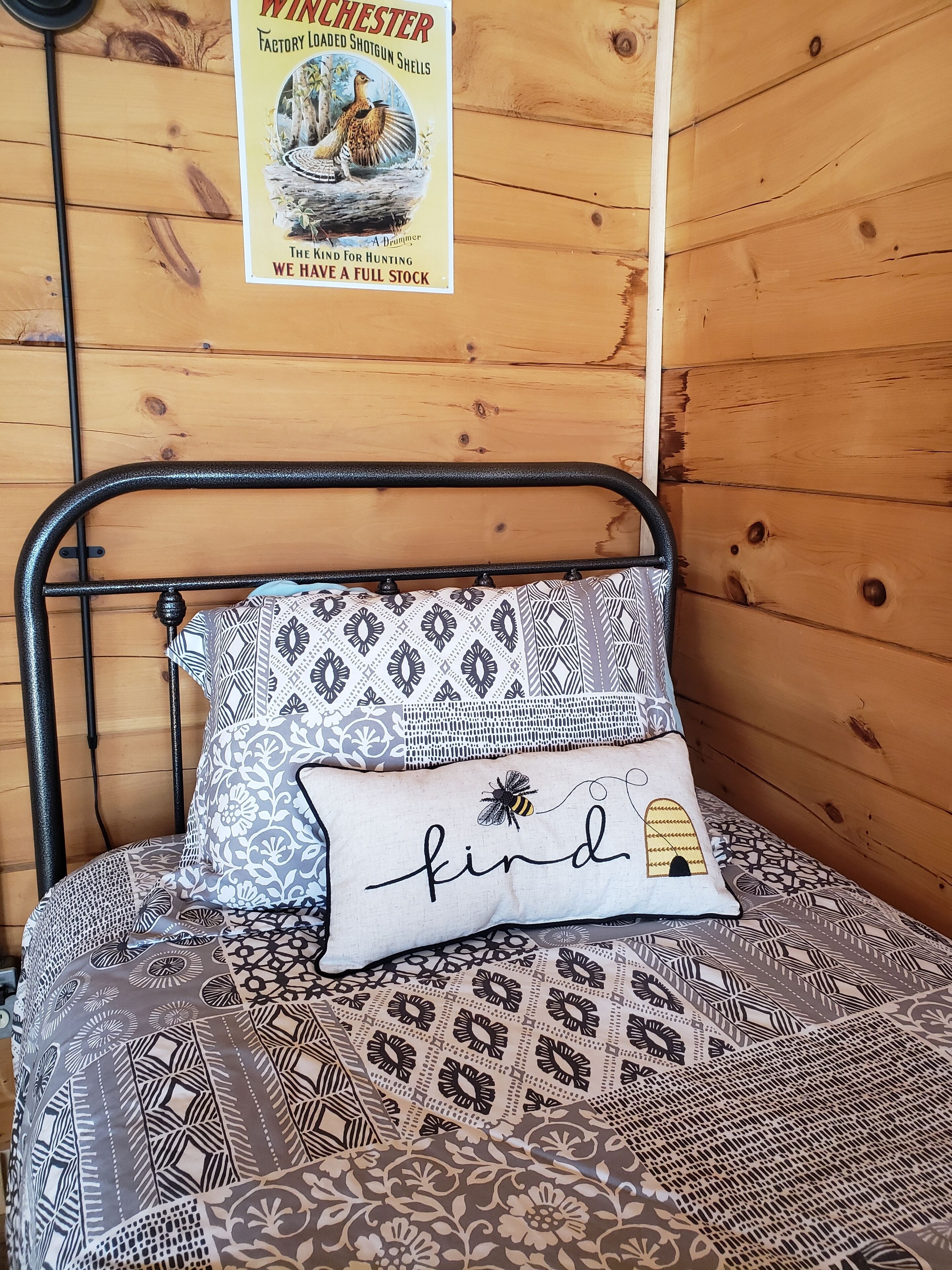 COZY CABIN WITH POND VIEW