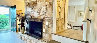 Stunning Mountain view from in-town location. Walk to town!!