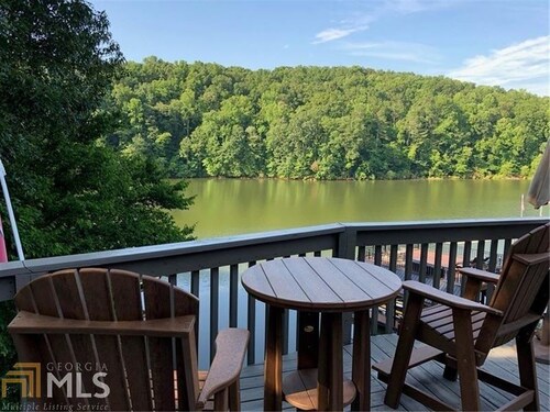 Stunning Views on Lake Lanier! Peaceful and quiet cove.
