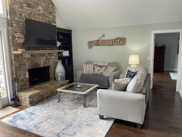 Smart TV, chimenea, videojuegos y reproductor de DVD 