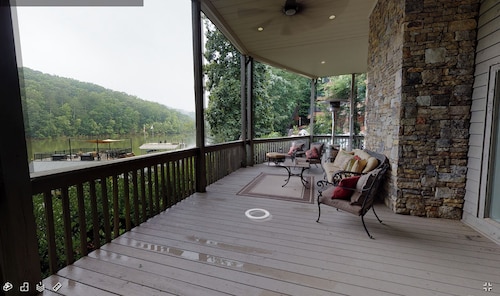 Stunning Views on Lake Lanier! Peaceful and quiet cove.