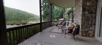 Stunning Views on Lake Lanier! Peaceful and quiet cove.