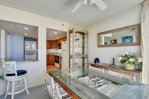 Una cocina moderna con armarios de madera, horno integrado y refrigerador.