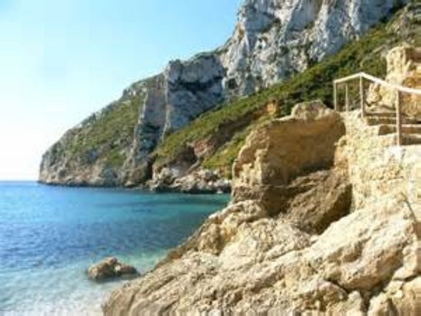 Unclassified image, 1 of 23, button