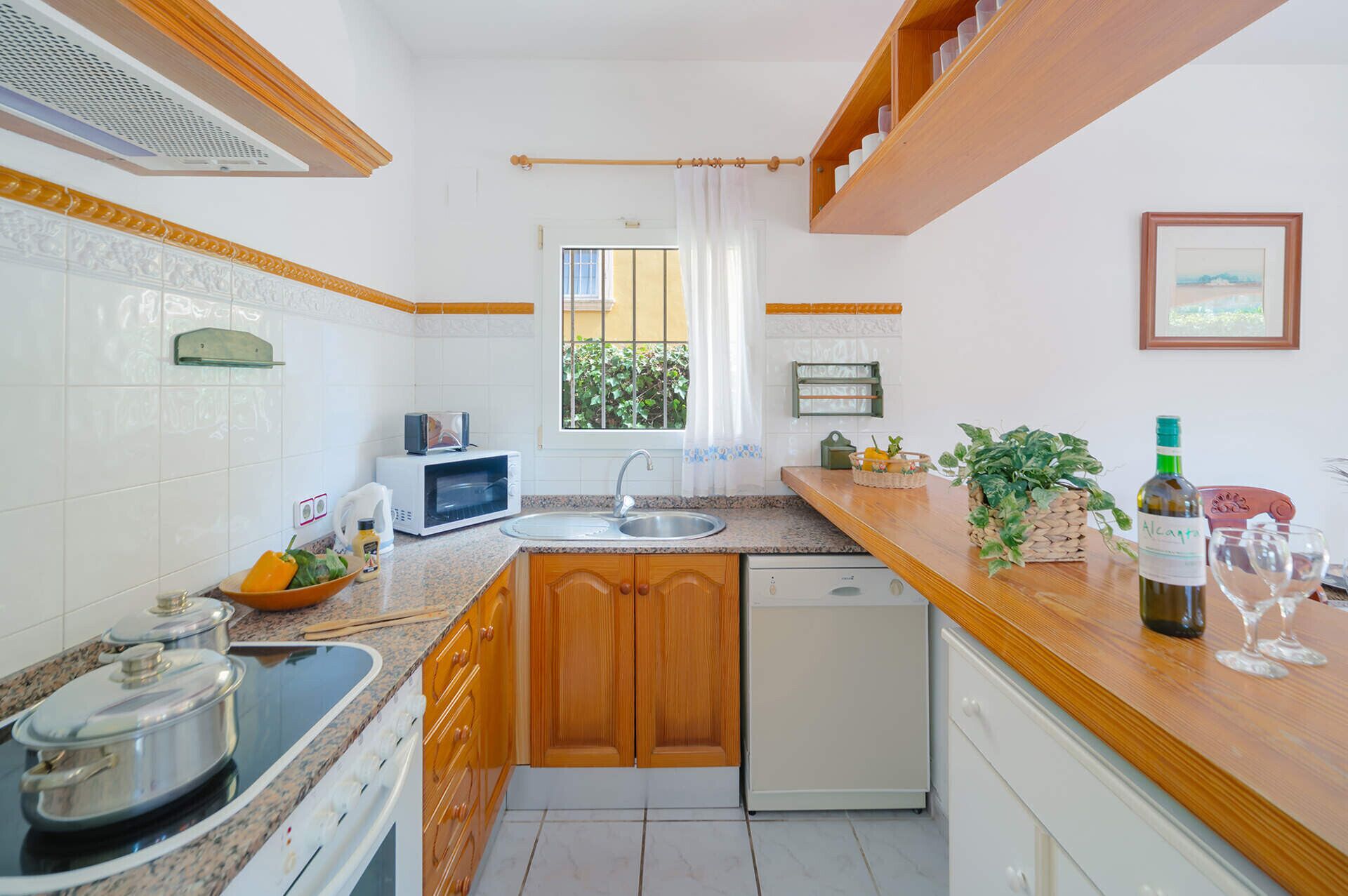 Kjøleskap, mikrobølgeovn, ovn og oppvaskmaskin