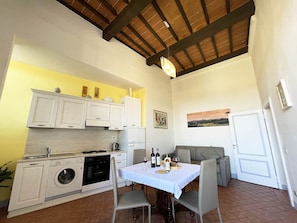 Frigorifero, forno, piano cottura, macchina per tè/caffè