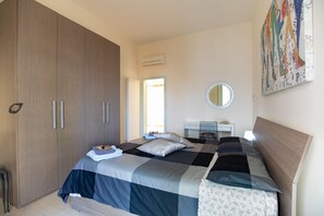 2 bedrooms, iron/ironing board, internet