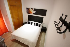 2 chambres, fer et planche à repasser, Wi-Fi gratuit, draps fournis