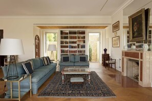 TV, fireplace, DVD player, books - Estoril Modern Villa, heated pool, 800m to the beach, excluvise área (Estoril)