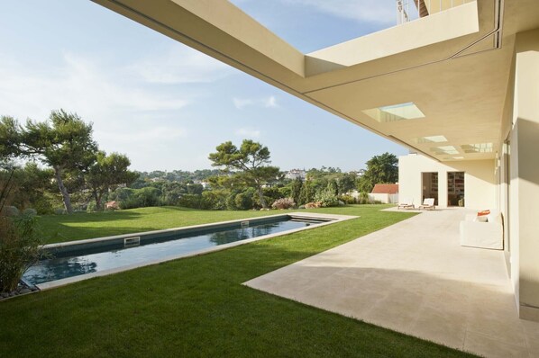 A heated pool - Estoril Modern Villa, heated pool, 800m to the beach, excluvise área (Estoril)