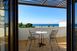 Outdoor dining - Cosy studio ARMONIA for 2 persons with great sea views in Rhodes-Ialysos (Ialisos)