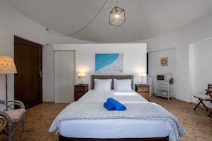 1 chambre, fer et planche à repasser, lit de bébé portatif