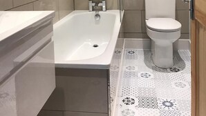 Chuveiro/banheira combinados, secador de cabelo, toalhas de banho 