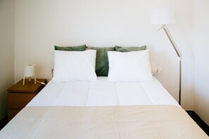 2 bedrooms, Internet, bed sheets - Bright Apartment in Campo Grande, Lisbon (PRIVATE PARKING) (Lisboa)
