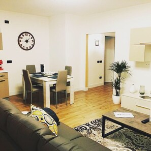 TV, books - THE APARTMENTES & BREAKFAST CENTRAL STELLA ALPINA (Cles)