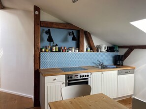 Coffee/tea maker, dishwasher, toaster