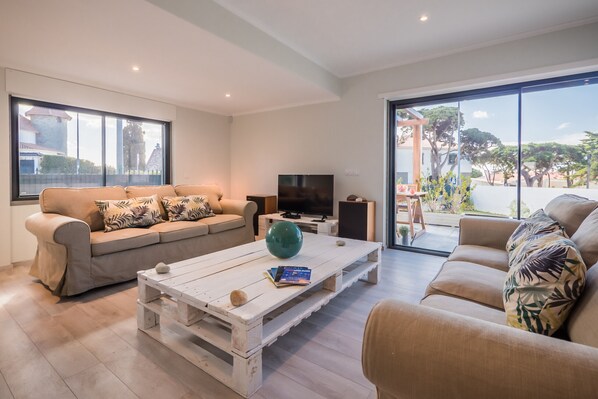 TV, fireplace - BeGuest Sun & Pool House (Parede)