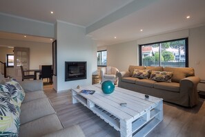 TV, fireplace - BeGuest Sun & Pool House (Parede)