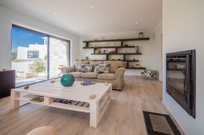 TV, fireplace - BeGuest Sun & Pool House (Parede)