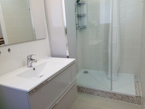 Shower, hair dryer, toilet paper - St-Aygulf - T2 en rdj avec terrasse, parking, calme, center à 400m, plage à 700m (Fréjus)