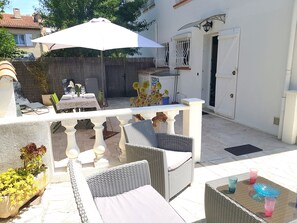Outdoor dining - St-Aygulf - T2 en rdj avec terrasse, parking, calme, center à 400m, plage à 700m (Fréjus)