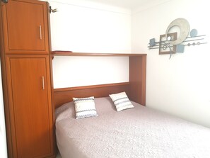 1 bedroom, iron/ironing board, free WiFi - St-Aygulf - T2 en rdj avec terrasse, parking, calme, center à 400m, plage à 700m (Fréjus)
