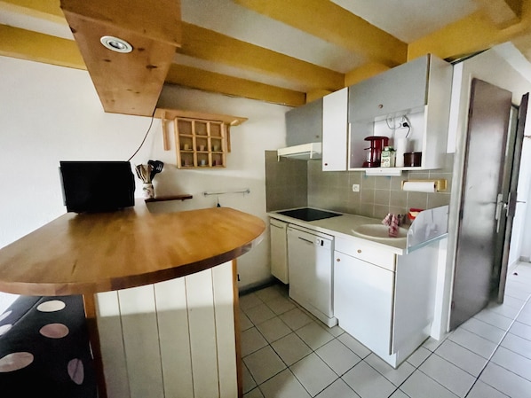 Réfrigérateur, micro-ondes, plaque de cuisson, lave-vaisselle