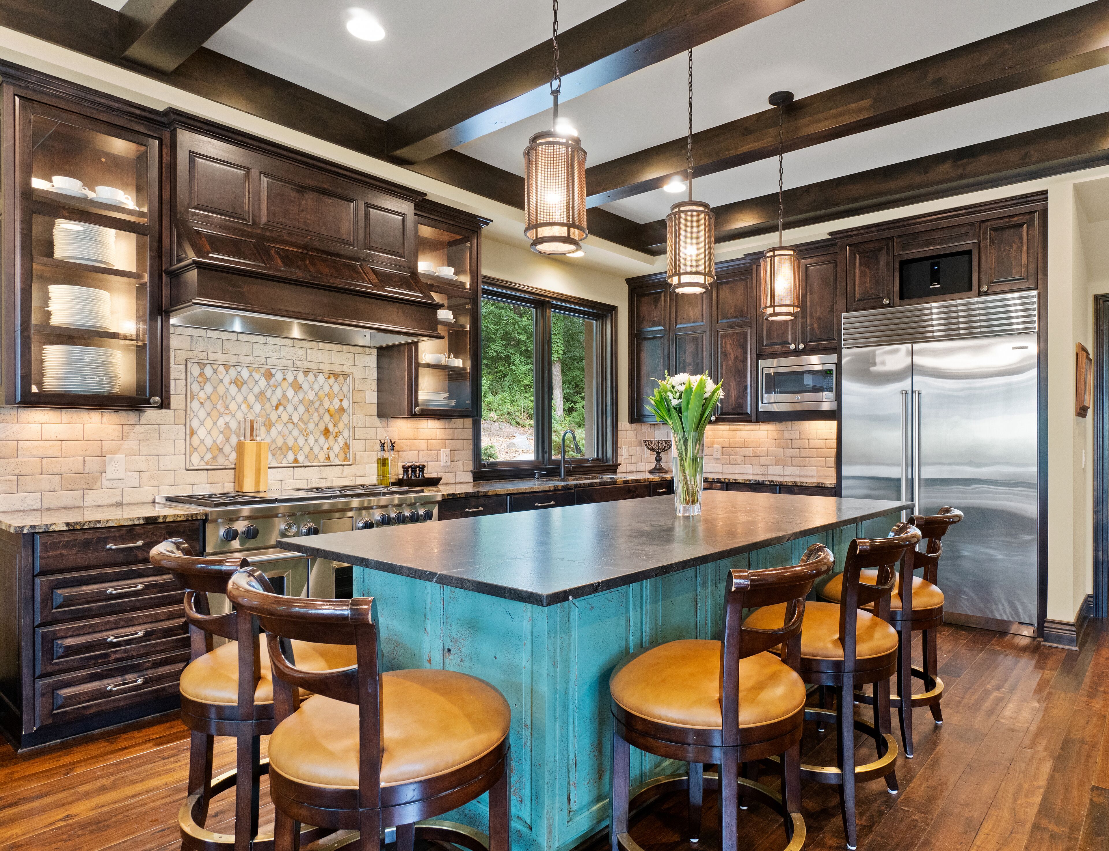 Beautiful Home 8 miles from Downtown Minneapolis adjacent to private Golf Course