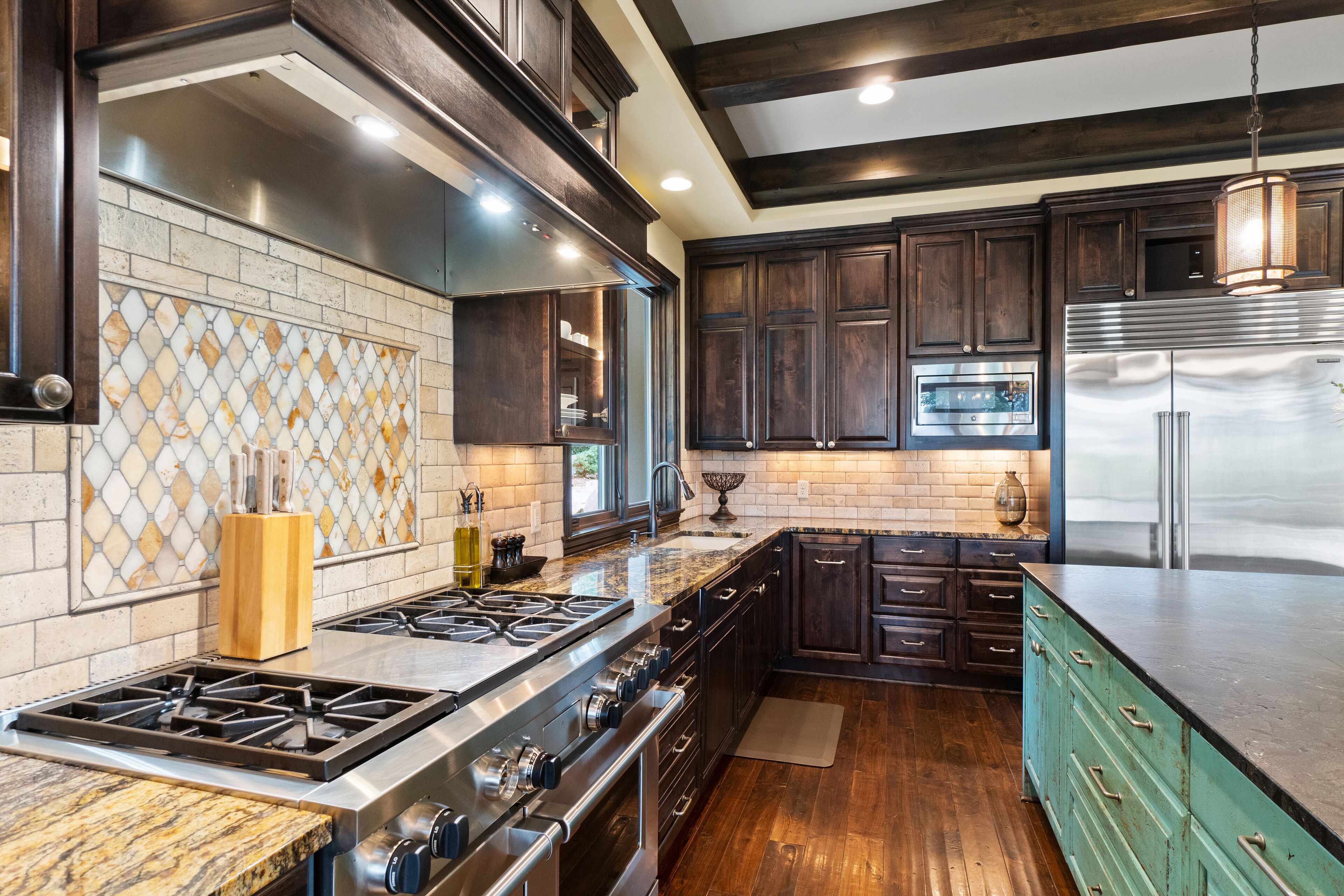 Beautiful Home 8 miles from Downtown Minneapolis adjacent to private Golf Course