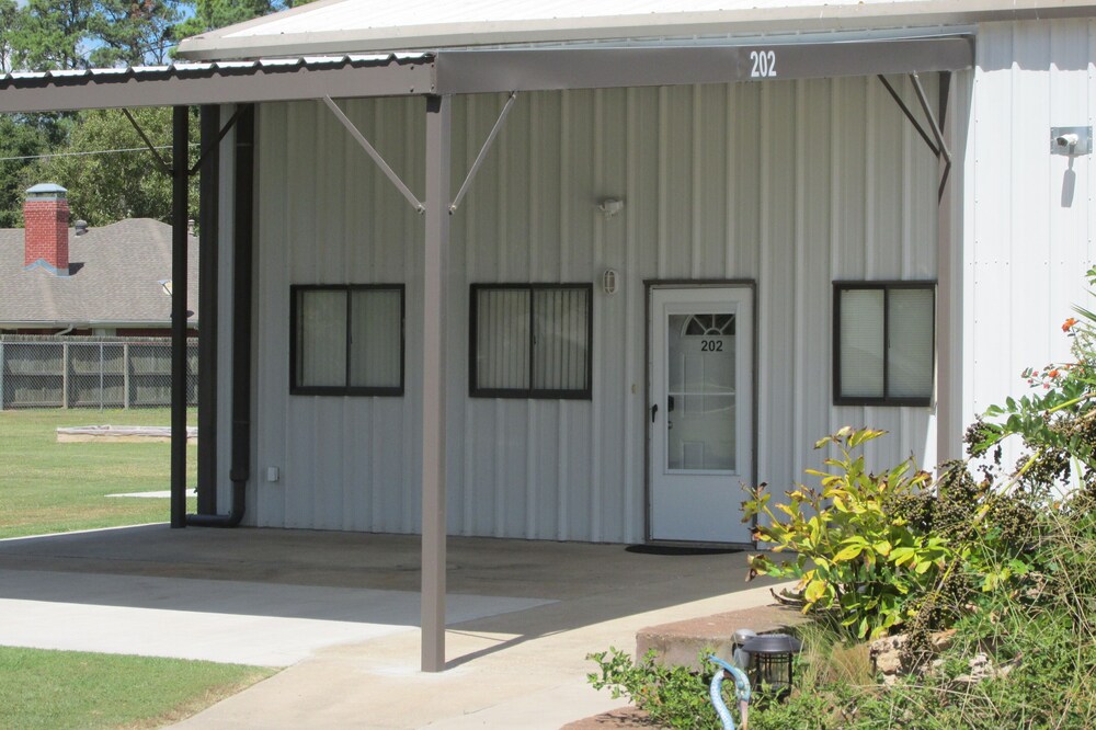 Peaceful Retreat Apartment with carport in city limits