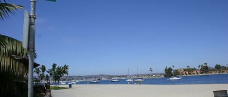 En la playa, camastros y toallas de playa