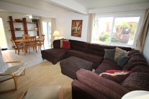 TV connectée, lecteur de DVD, livres