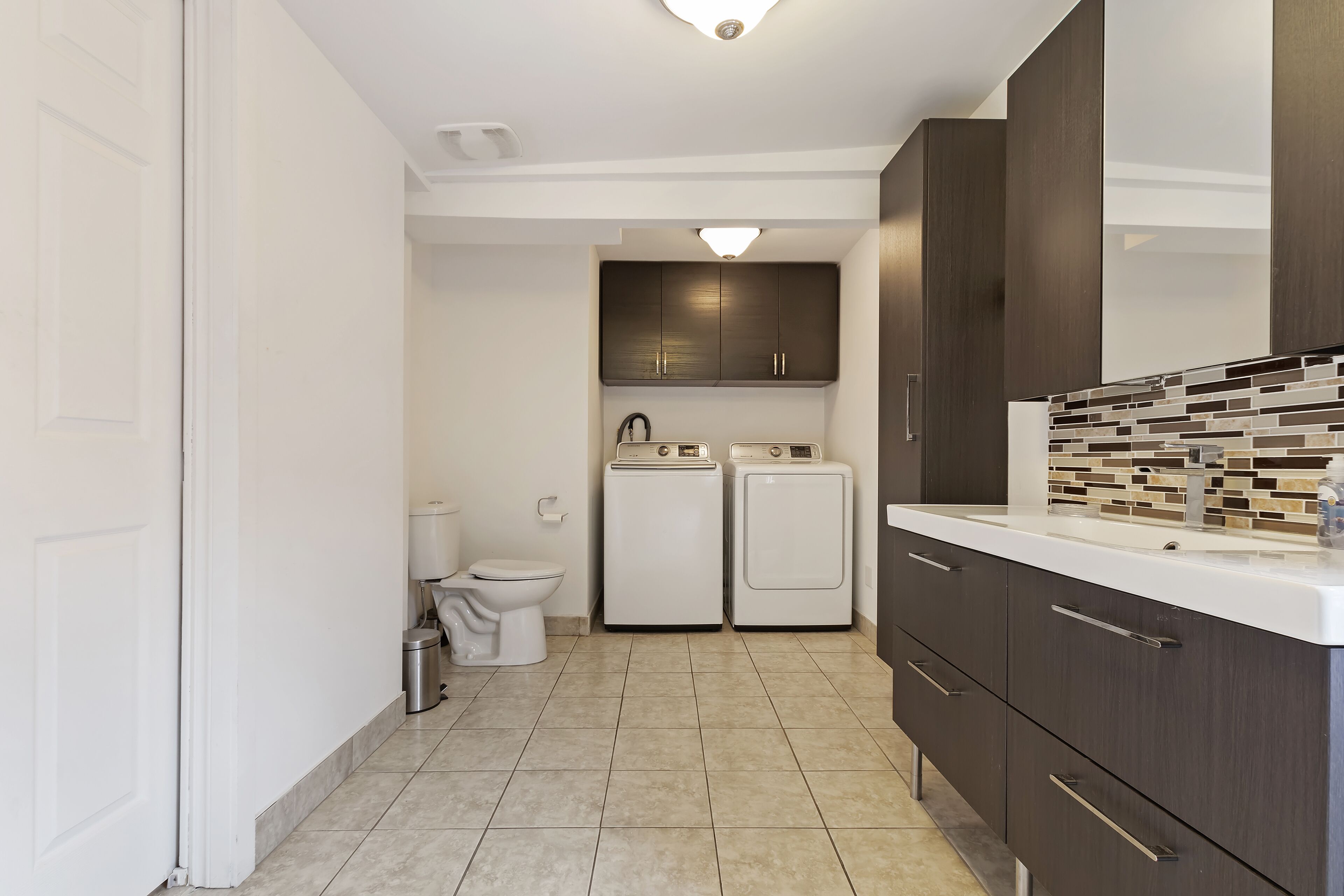 Great location in the heart of Montreal! Walkers paradise! No car needed!