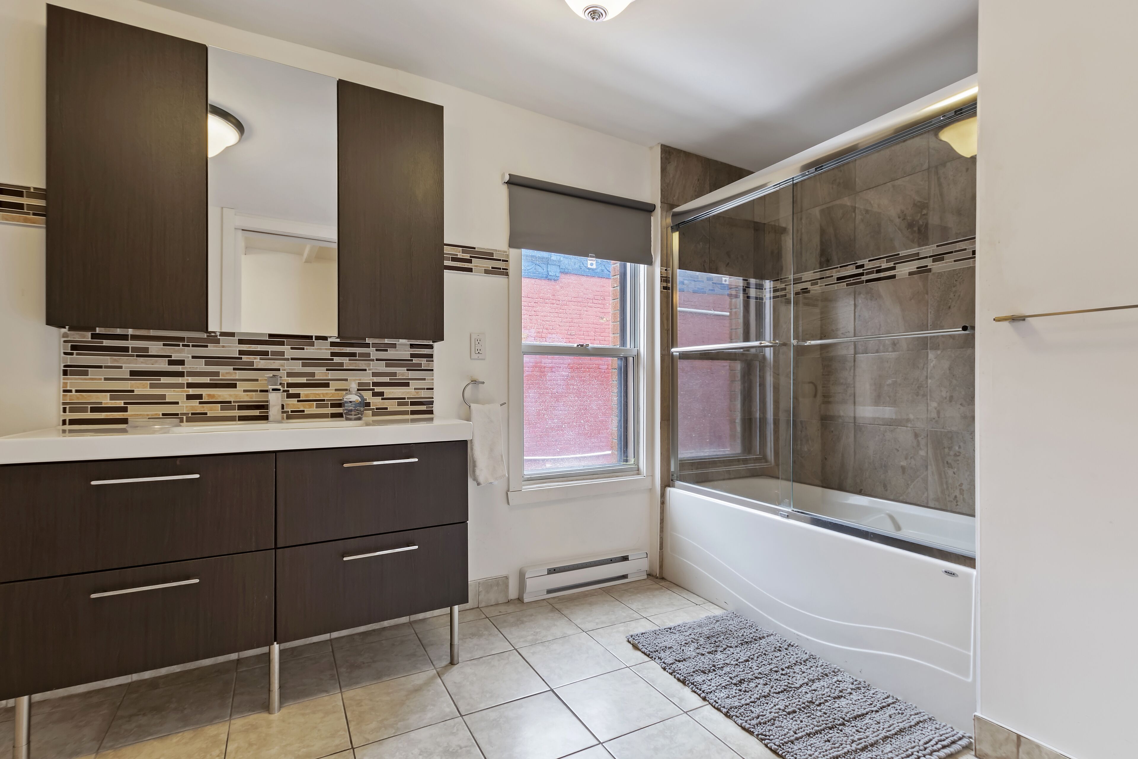 Great location in the heart of Montreal! Walkers paradise! No car needed!